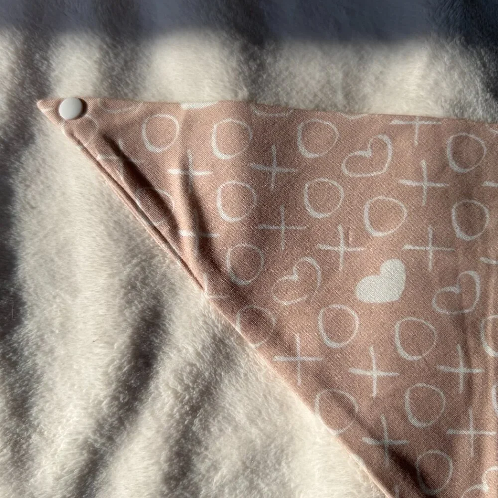 NWT Loic by Design XOXO Pattern Dog Bandana for Valentine's Day, Pink, Size M